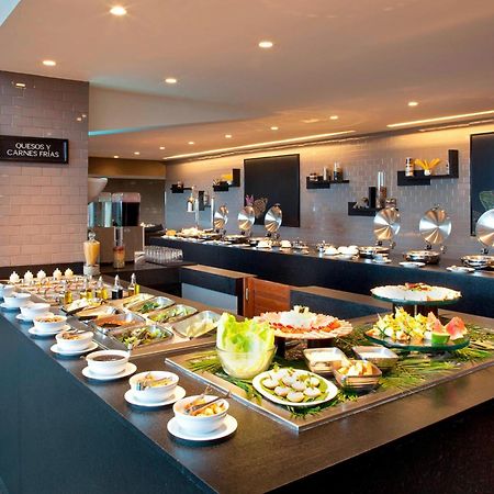 Marriott Tuxtla Gutierrez Hotel Kültér fotó A buffet at a hotel