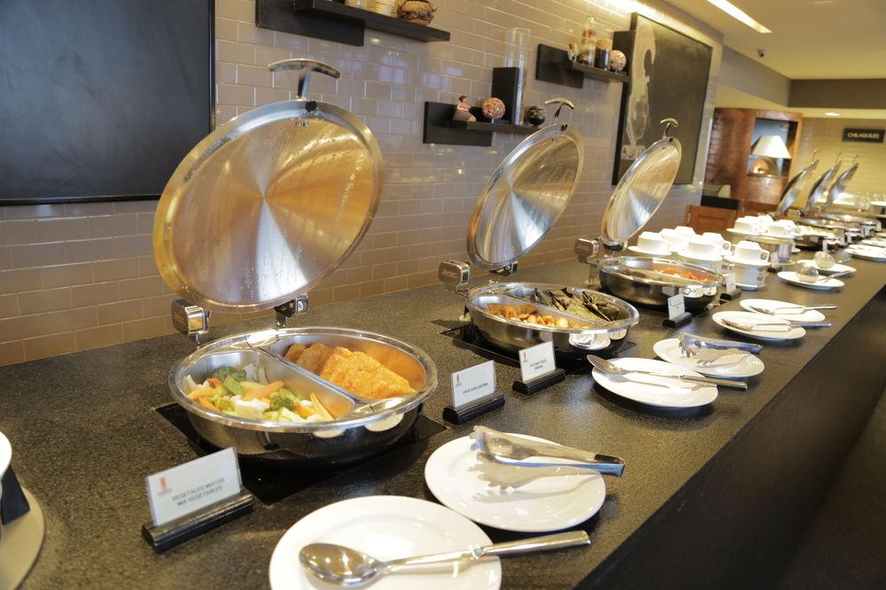 Marriott Tuxtla Gutierrez Hotel Kültér fotó A buffet at a hotel