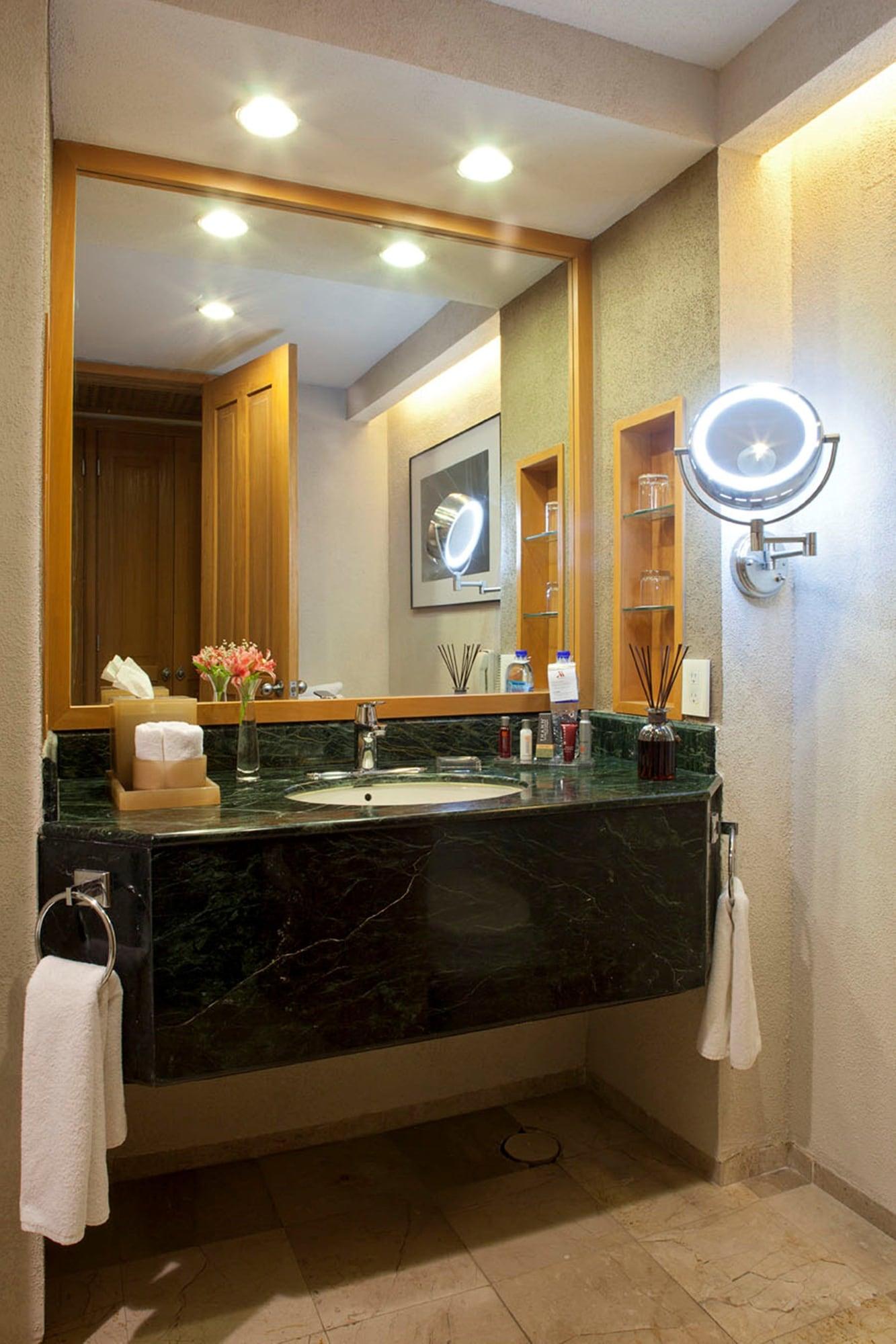 Marriott Tuxtla Gutierrez Hotel Kültér fotó Bathroom