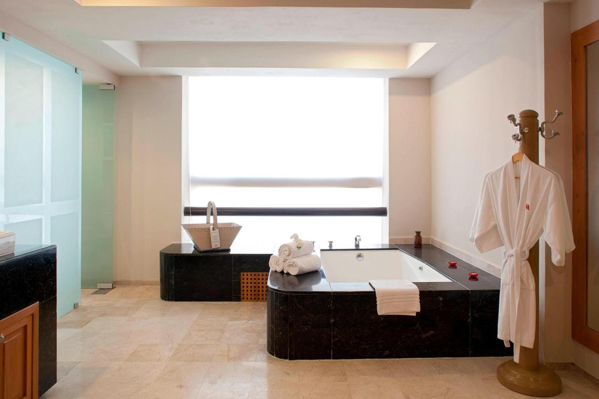 Marriott Tuxtla Gutierrez Hotel Kültér fotó A bathroom in a hotel