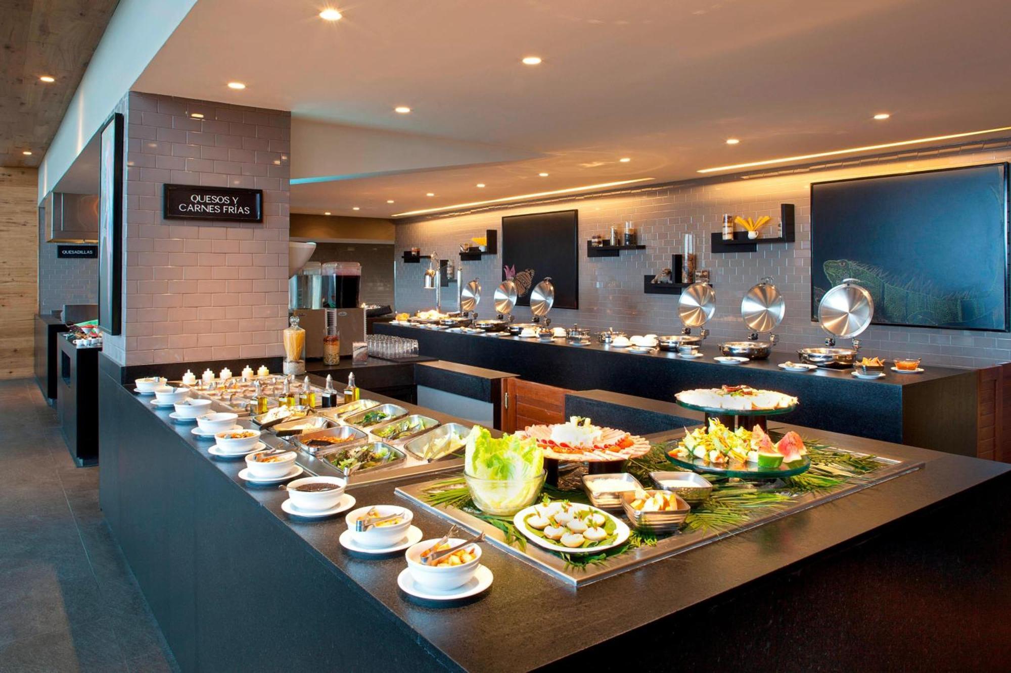 Marriott Tuxtla Gutierrez Hotel Kültér fotó A buffet at a hotel